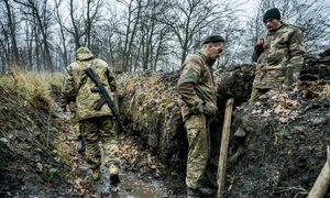 Grup de soldați ucraineni în tabăra din pădurile de lângă linia frontului din Bahmut - Război Ucraina FOTO Profimedia 