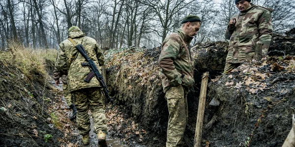 Grup de soldați ucraineni în tabăra din pădurile de lângă linia frontului din Bahmut - Război Ucraina FOTO Profimedia 