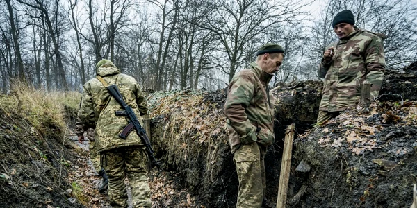 Grup de soldați ucraineni în tabăra din pădurile de lângă linia frontului din Bahmut - Război Ucraina FOTO Profimedia 