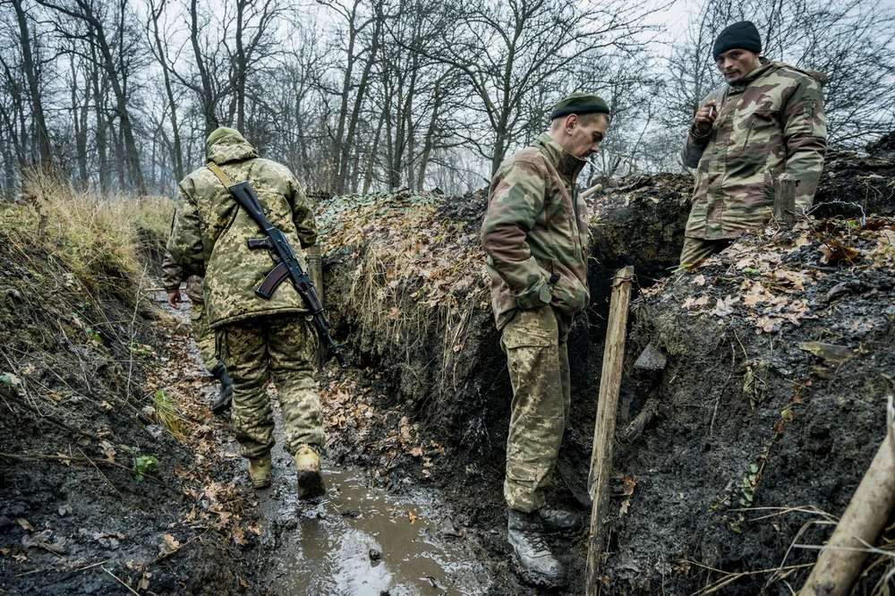 „Țineți poziția cu orice preț!” – dar cu cine? Ucraina duce războiul cu o infanterie epuizată