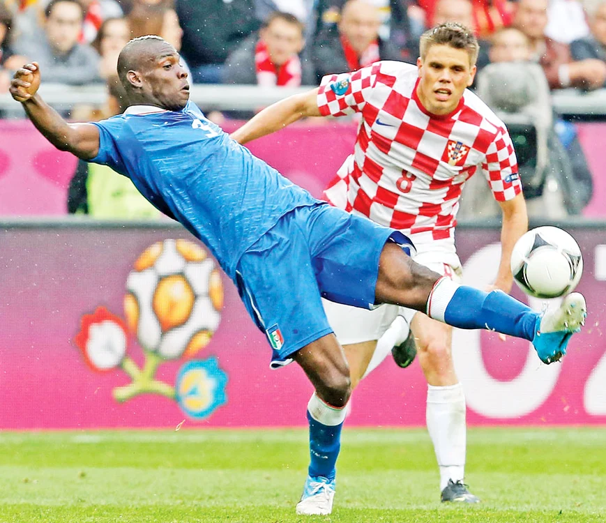 
    Balotelli s-a chinuit degeaba  contra Croaţiei şi astfel  italienii nu au scos decât  un egal care aproape îi  elimină din cursa pentru  sferturile de finală (Foto: reuters)  