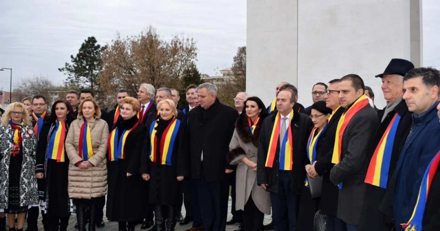 Guvernul României într-o poză de grup la Monumentul Unirii