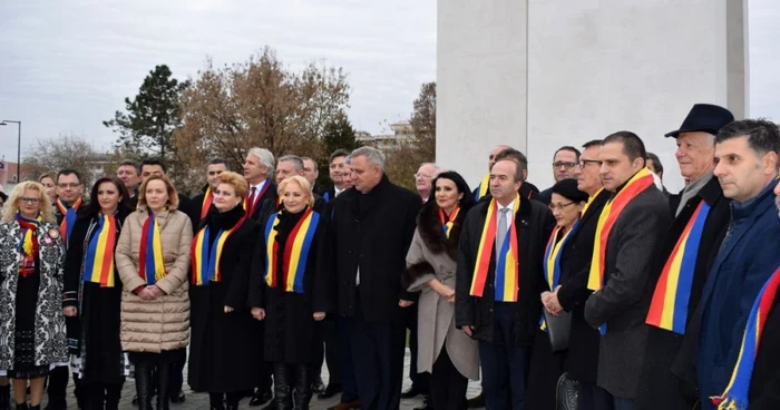 Guvernul României într-o poză de grup la Monumentul Unirii