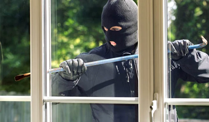 Hoții au intrat pe geam, dar au fost prinși de polițiști înainte să bage prada în taxi