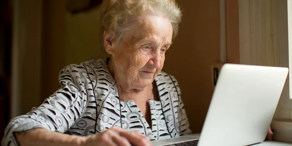 Pensionar batran calculator FOTO Shutterstock