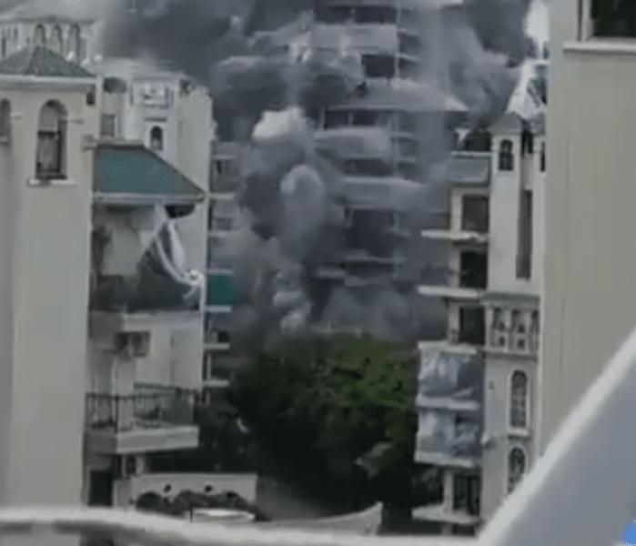 Aproape patru tone de explozibil folosite pentru demolarea a două clădiri-turn construite ilegal în India VIDEO 