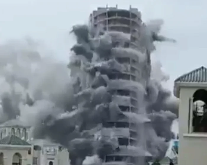 Două clădiri-turn construite ilegal au fost demolate în India, Foto: Captură video Twitter