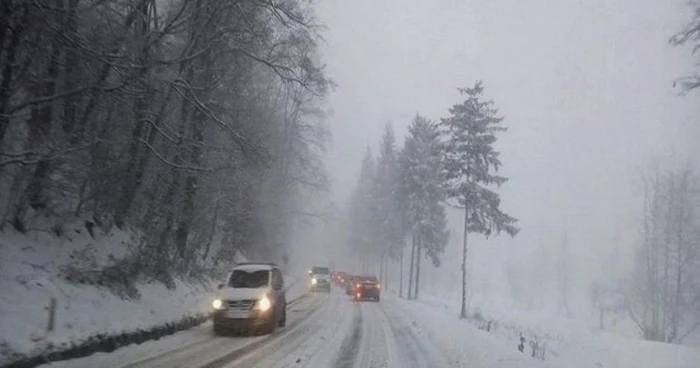 Şoferii, sfătuiţi să conducă prudent pe vreme rea FOTO Adevărul