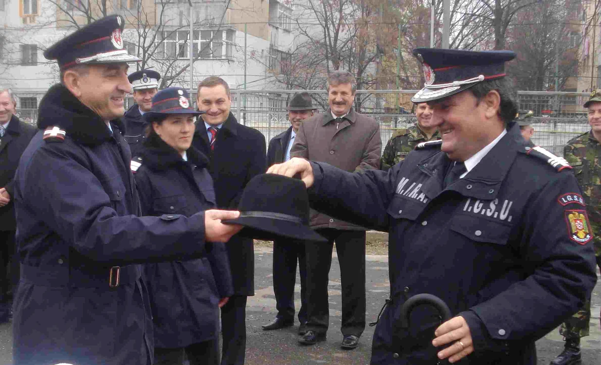 Colonelul a primit din partea colegilor o pălărie şi un baston