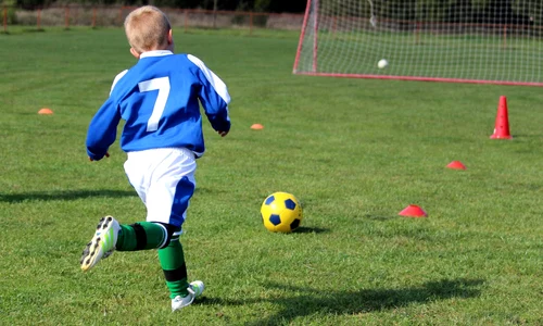 copil fotbal jpg