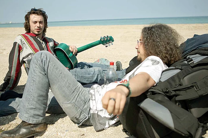 Chitara rămâne un accesoriu indispensabil pe plajă