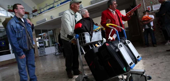 Bagajiştii şi femeile de serviciu care lucrează pe aeroporturile din România au participat la cursuri de perfecţionare FOTO Adevărul