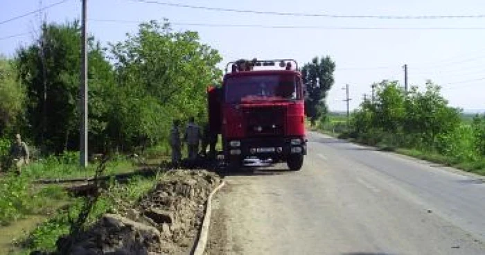 Râmnicu Vâlcea: Pompierii au alimentat cu apă azilul din Zătreni