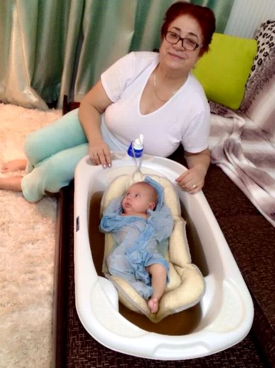 Artista obişnuieşte să-i facă baie copilului cu ceai