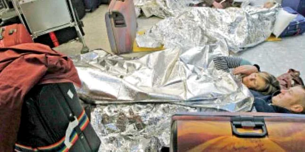 În Vestul Europei, pasagerii blocaţi au primit „pături de aluminiu“ pentru a înnopta direct pe aeroporturi