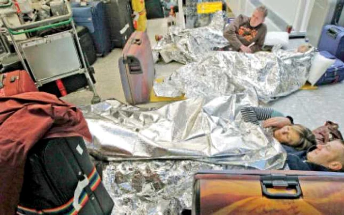 În Vestul Europei, pasagerii blocaţi au primit „pături de aluminiu“ pentru a înnopta direct pe aeroporturi