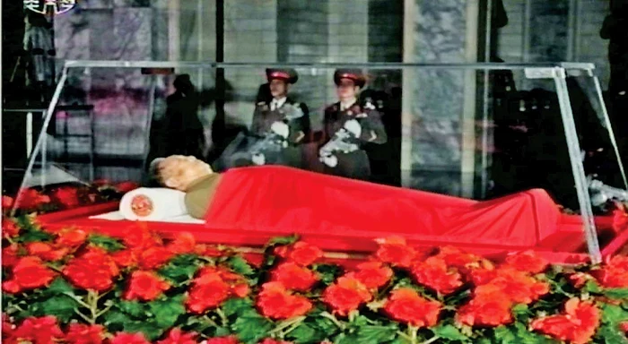 Corpul neînsufleţit al lui Kim Jong-il este expus într-un sicriu de sticlă