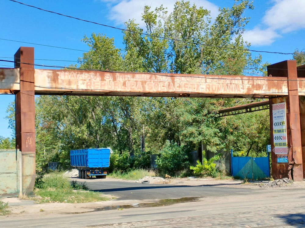 Mesaj comunist la intrarea în Gara Larga FOTO: C.Mazilu 