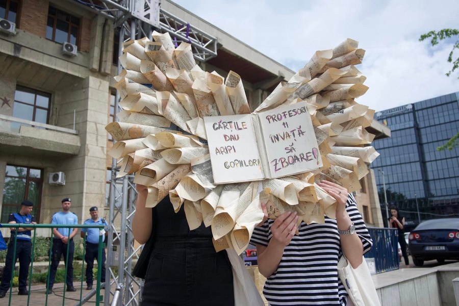 Greva profesorilor continuă. Dascălii, prezenți la protest în centrul Iașului FOTO
