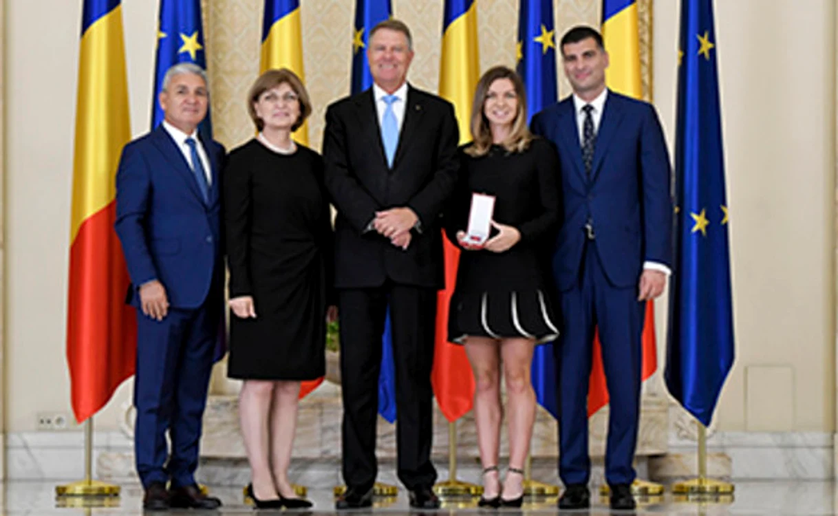 
    2019. Sportiva nu și-a mai ascuns iubitul. A fost cu el la gala de la Wimbledon, apoi, alături și de părinții ei, la Cotroceni  