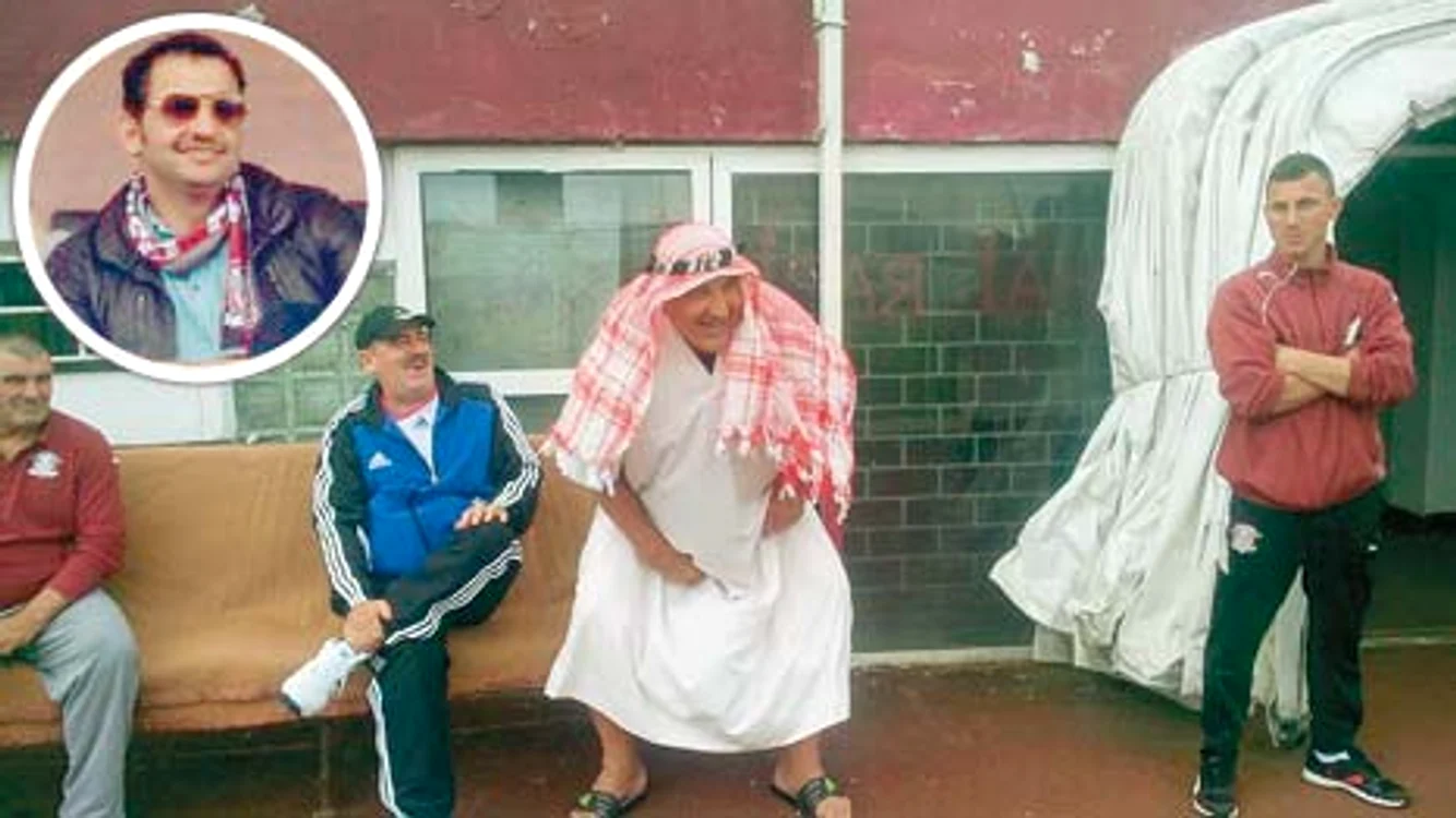 
    Sub ochii şeicului din  Yemen, Rică Răducanu  s-a deghizat în arab  la meciul Rapidului  