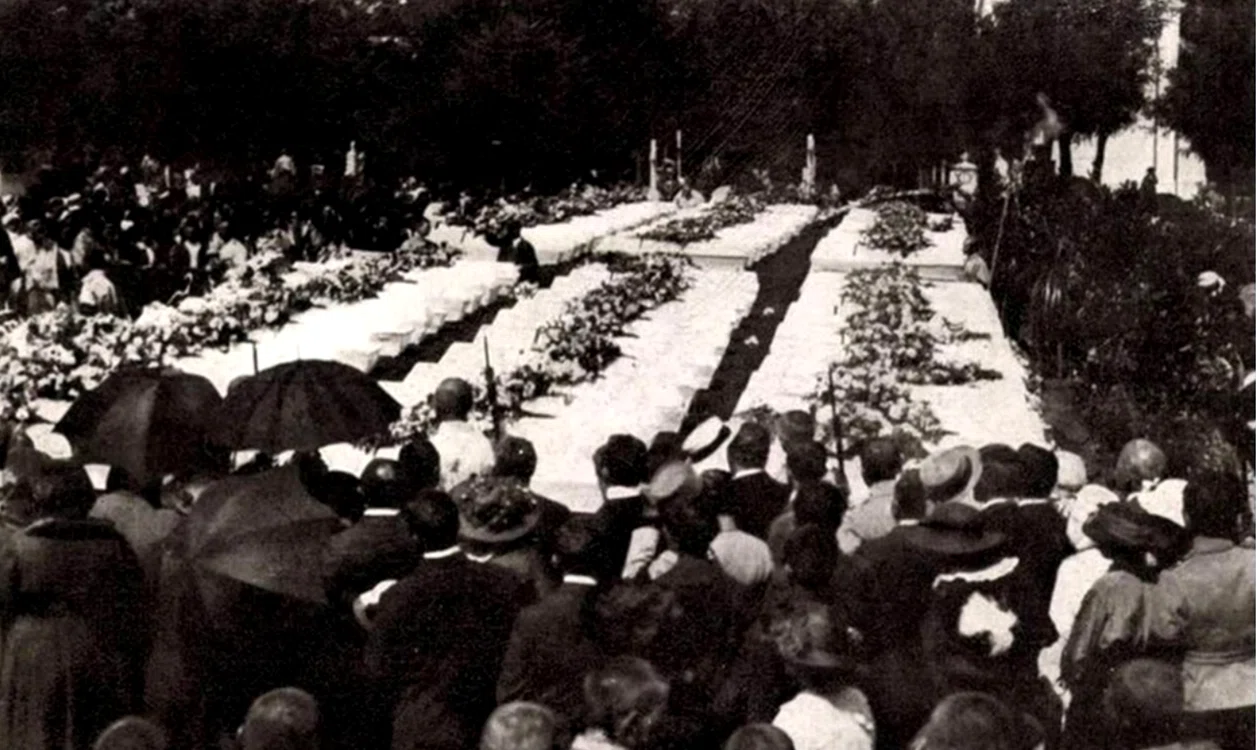 Înmormântarea celor 157 de victime ale exploziei de la Pulberăria de la Dudeşti. Foto: Historia