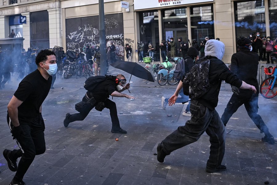 Generația Z, în pragul revoltei? „Inegalitățile se adâncesc și mai mult”
