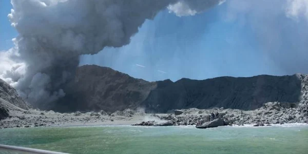 Eruptie vulcan NOUA Zeelanda White Island FOTO AFP