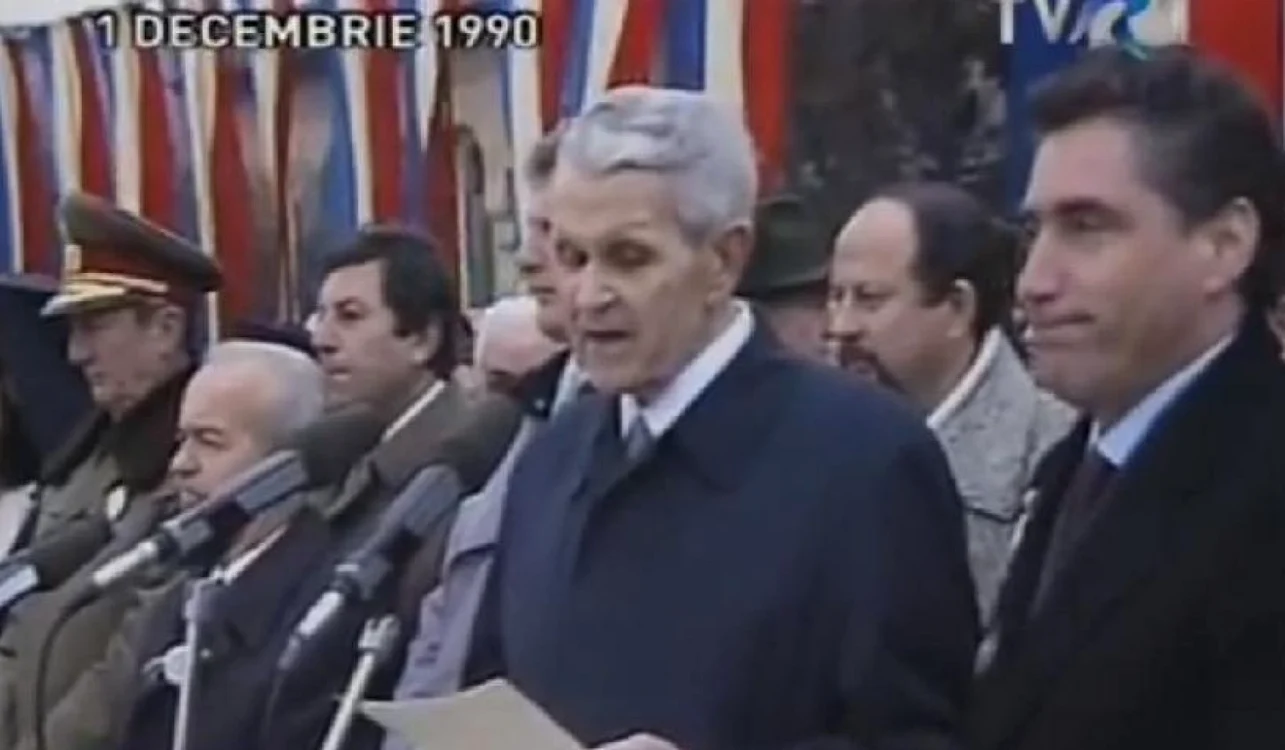 
    Petre Roman a participat din postura de premier la festivitățile de 1 Decembrie 1990Foto: captură video TVR  