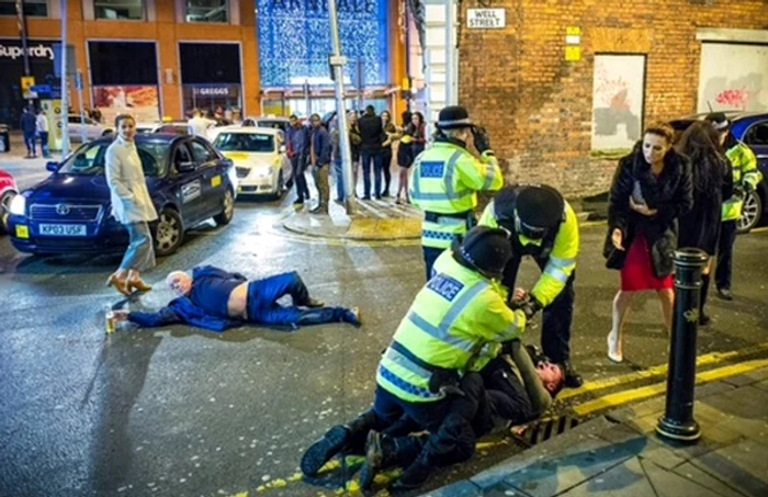 Internauții l-au transformat pe bătrânelul turmentat din Manchester într-un simbol al libertățiiFoto: twitter