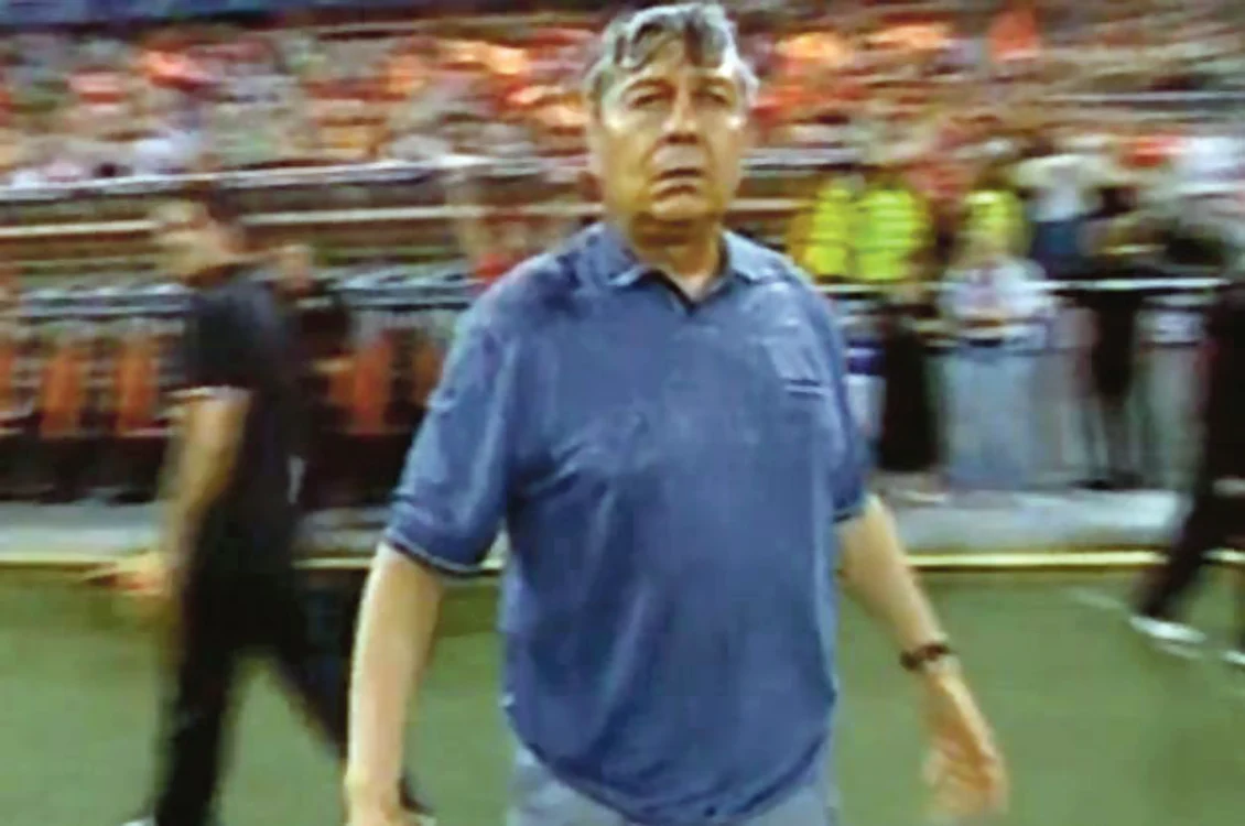 
    Şahtior câştigă titlul de campioană după  3-0 cu Oleksandria. Lucescu a fost iritat de baia de şampanie primită de la jucători  