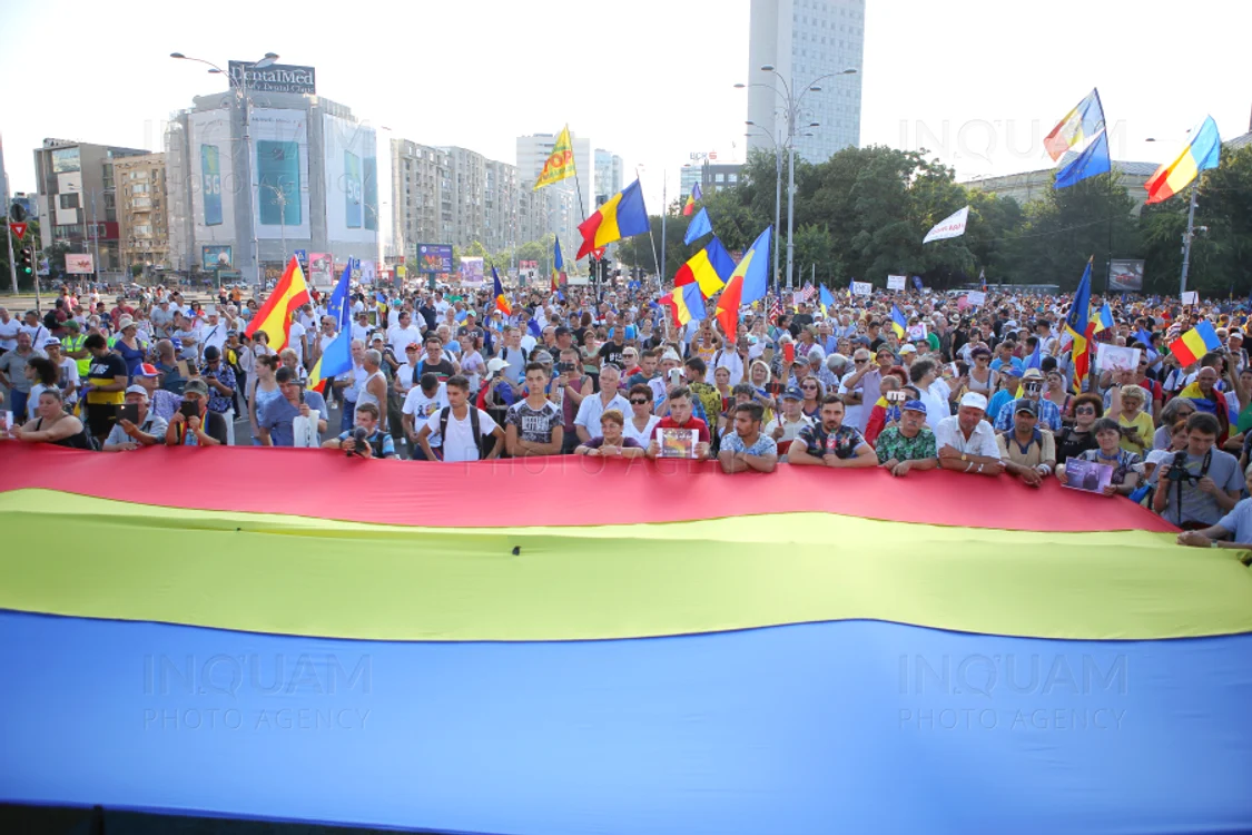 
    Un altar a fost creat în Piața Victoriei pentru victimele de la Caracal, din Colectiv și 10 august 2018  Foto: Facebook  