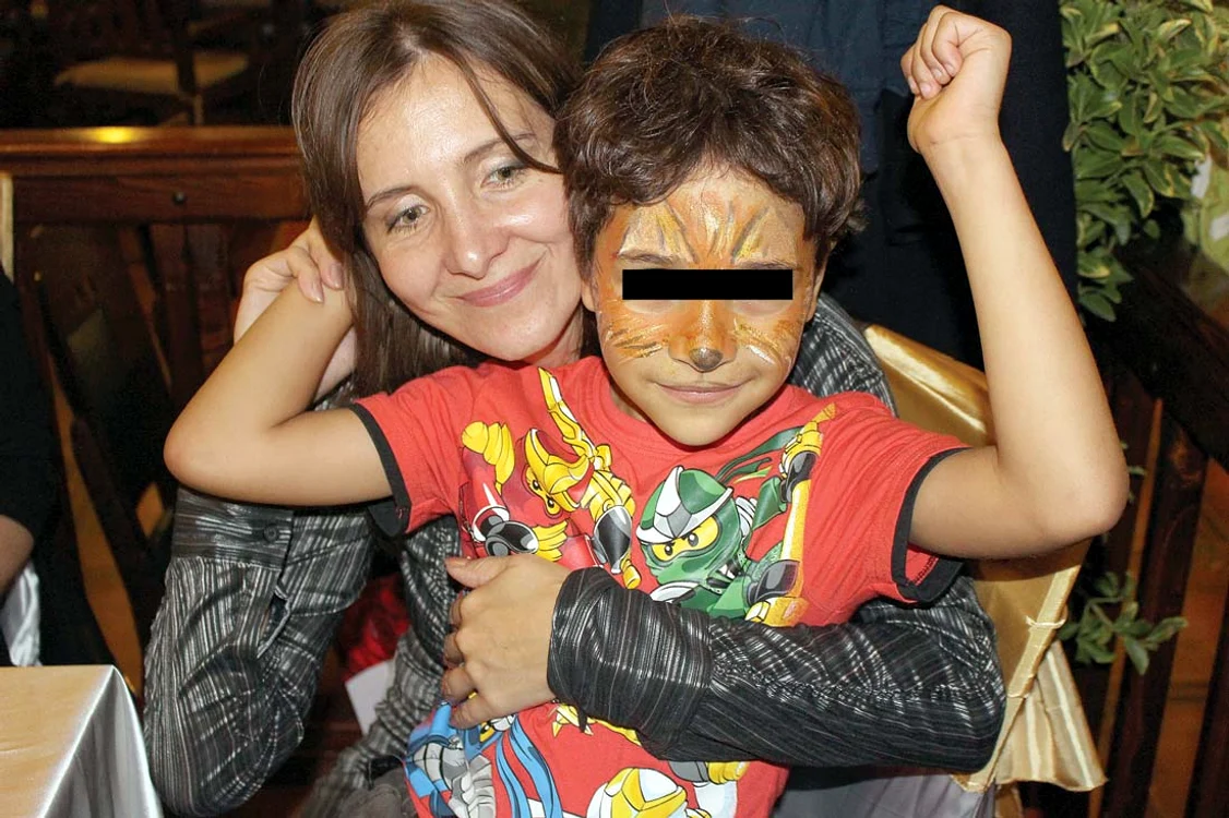 
     Anamaria spune  că Anthony este complet  integrat în România,  unde și-a făcut mulți  prieteni și se simte acasă  