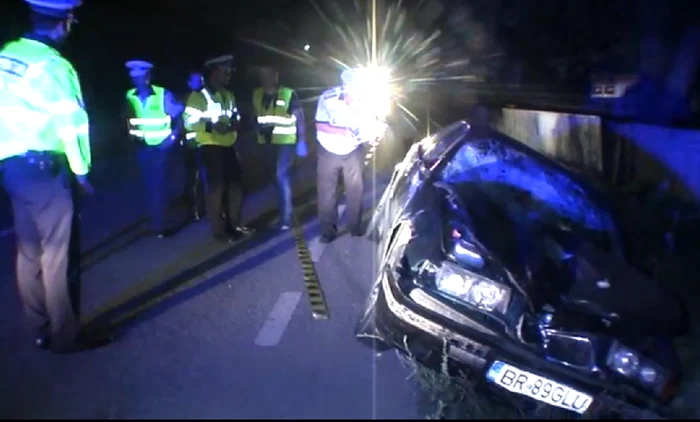 
    După ce a izbit două persoane, maşina s-a oprit într-un şanţ  