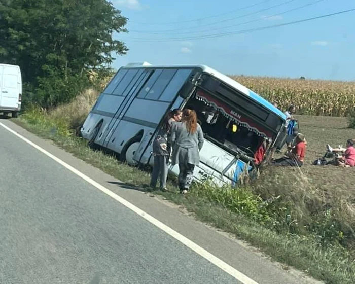 Un autobuz plin cu pasageri s-a răsturnat într-un şanţ pe DN 19