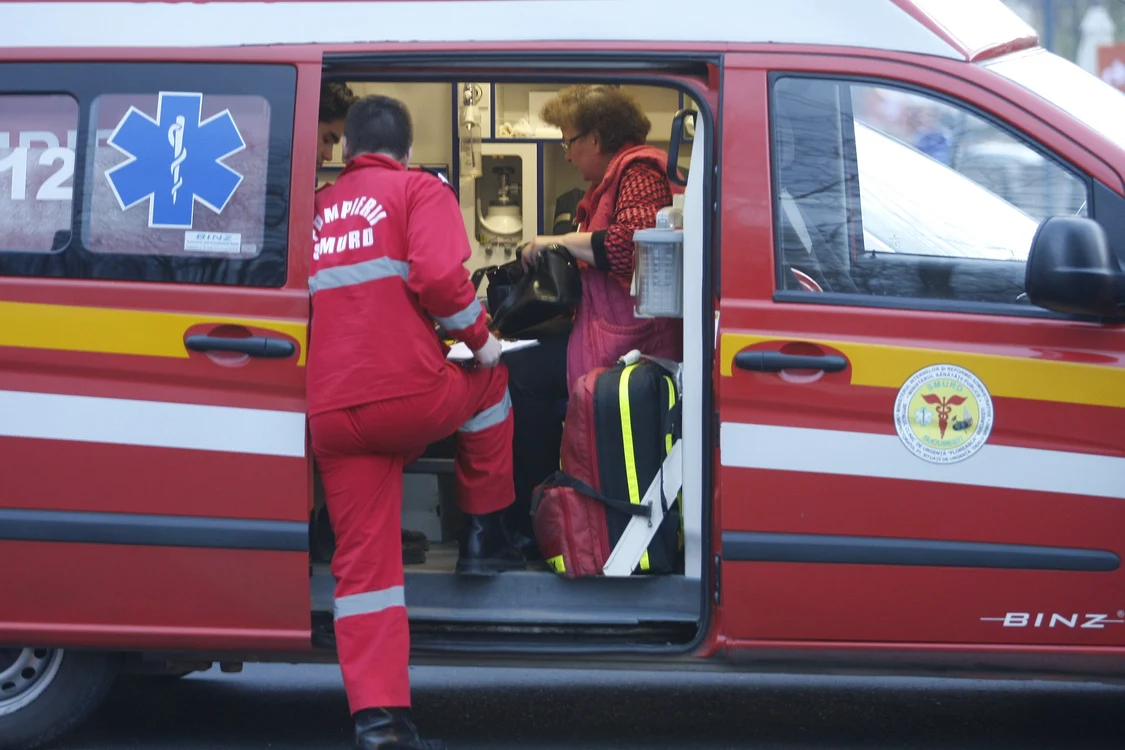 
    Poliţistul rutier a fost transportat de urgenţă la Spitalul Universitar. E în stare gravă (foto: Arhivă Click!)  