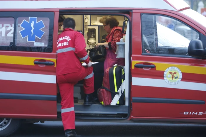 Poliţistul rutier a fost transportat de urgenţă la Spitalul Universitar. E în stare gravă (foto: Arhivă Click!)