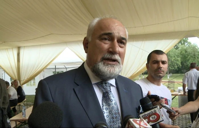 Varujan Vosganian, ministrul Economiei, a spus că nu va preciză cum va vota în Parlament pe proiectul Roşia Montană pentru a da o şansa celor pro şi contra să îşi aducă argumentele