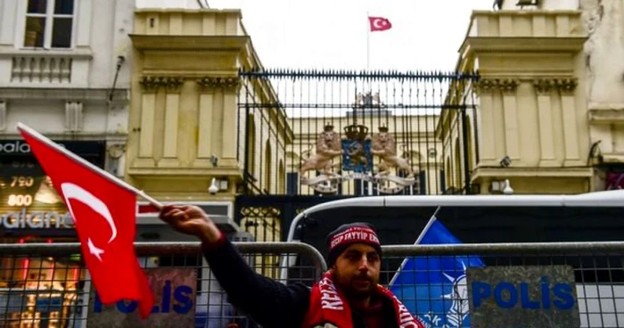 Imagine din momentul înrăutăţirii relaţiilor dintre cele două ţări: un manifestant turc protestând în faţa Consulatul Olandei din Istanbul FOTO AFP