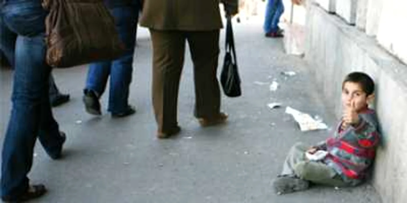 Sute de cerşetori imploră mila craiovenilor
