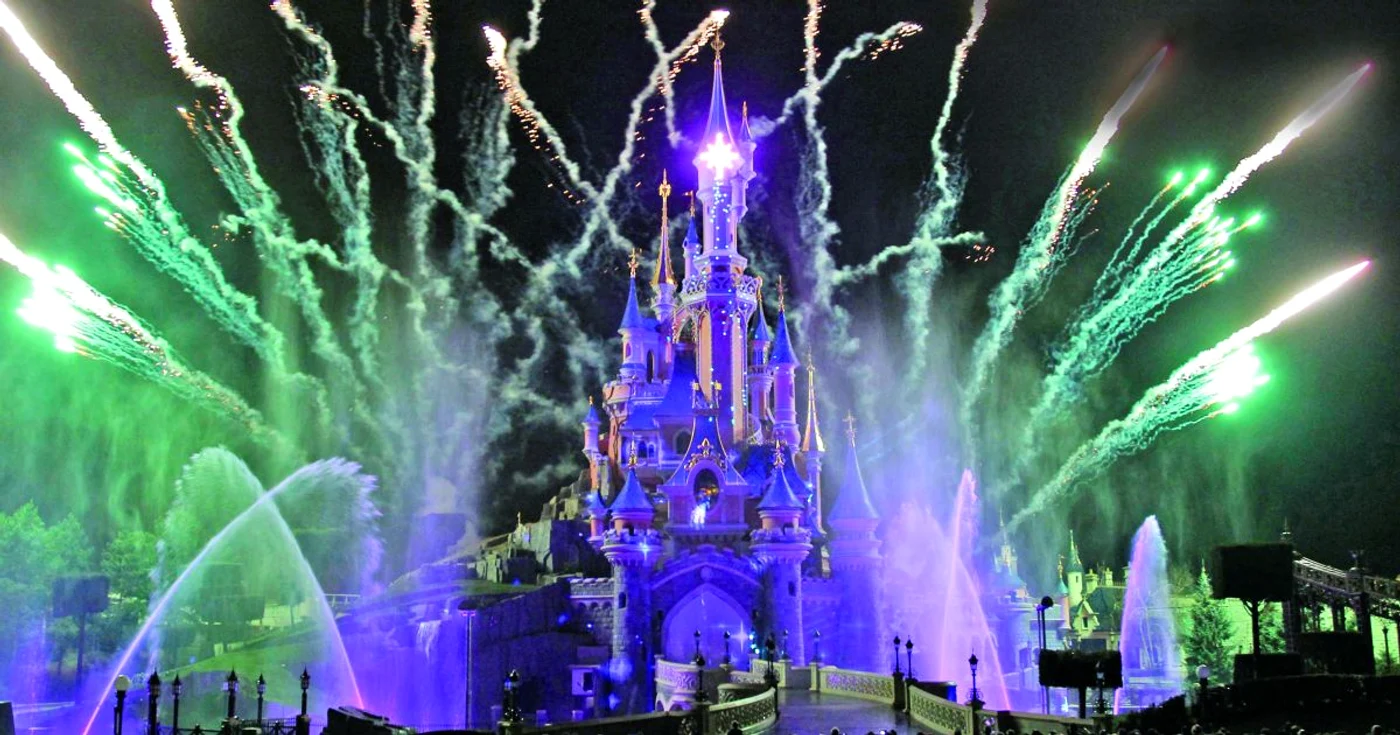 Programul la Disneyland Paris se încheie, în fiecare seară, cu un spectacol de lumini şi focuri de artificii FOTO: REUTERS