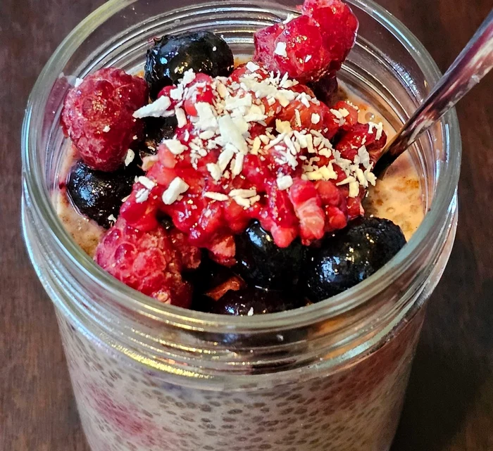 Budincă de chia cu fructe congelate