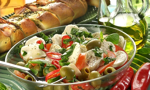 salata cu ardei si mozzarella jpeg
