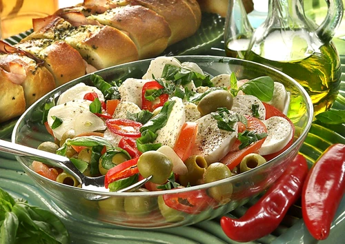 salata cu ardei si mozzarella jpeg