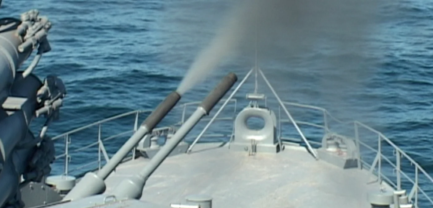 O navă de război românească execută "FOC" în Marea Neagră. FOTO Fortele Navale