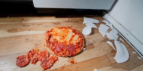 Mancare cazuta pe jos - pizza - farfurie sparta FOTO Shutterstock 