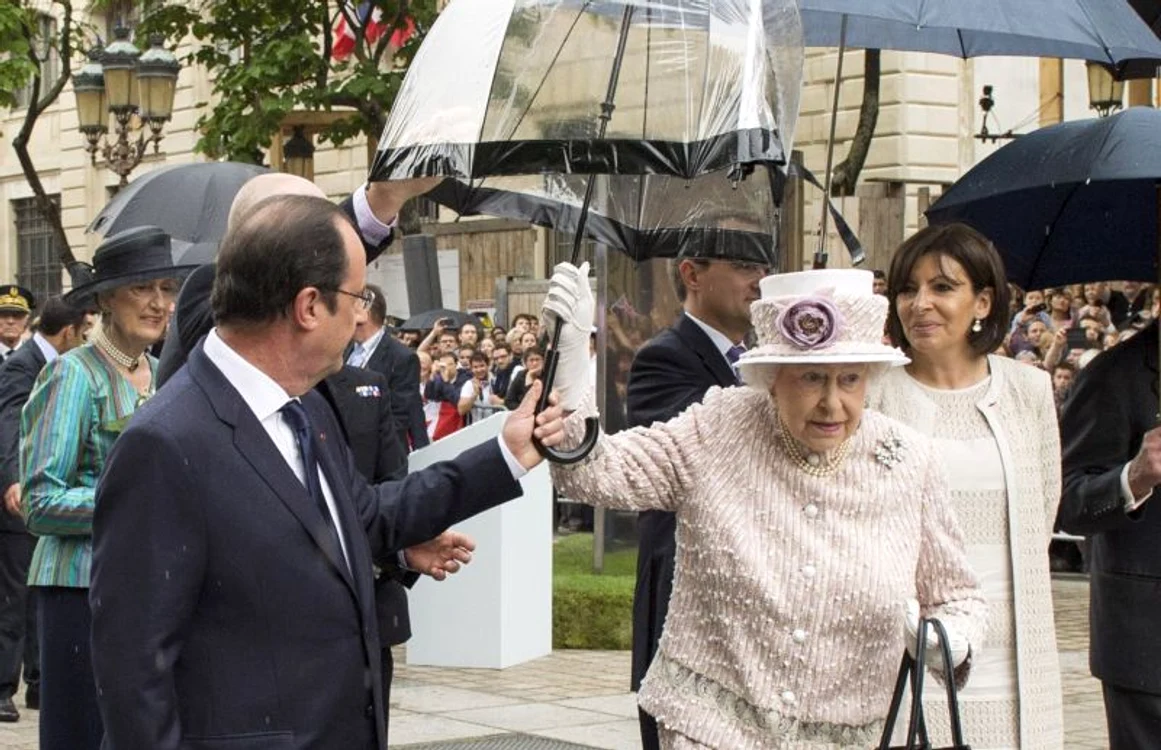 Regina Elisabeta şi Anne Hildago, primarul Parisului (foto: reuters)