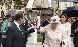 Regina Elisabeta şi Anne Hildago, primarul Parisului (foto: reuters) jpeg