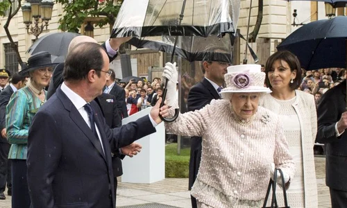 Regina Elisabeta şi Anne Hildago, primarul Parisului (foto: reuters) jpeg