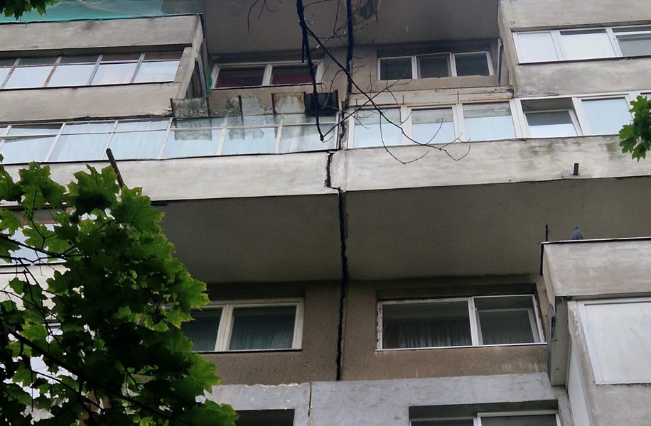 Evacuări într-un bloc cu risc seismic din Drumul Taberei, după apariția unei crăpături. Posibilă legătură cu cutremurul din 19 octombrie